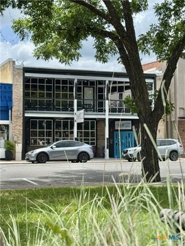 Historic Seguin Building with Charm