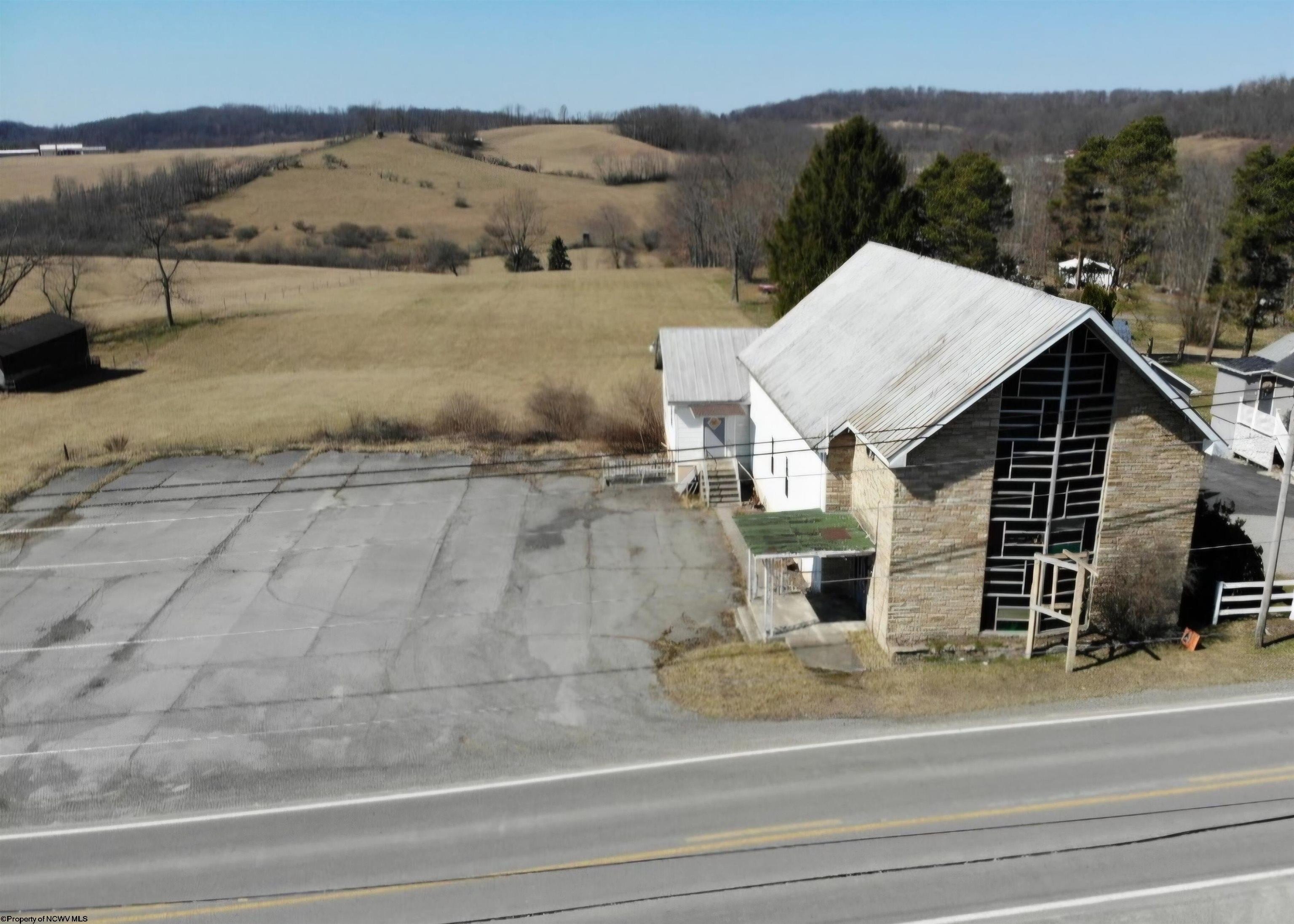 Spacious Retail Building Near I-68