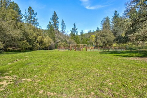 Creek-Front Retreat Near Wine Country