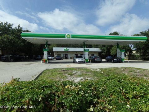 Melbourne Gas Station and Store