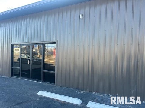 Commercial Space in Springfield, IL