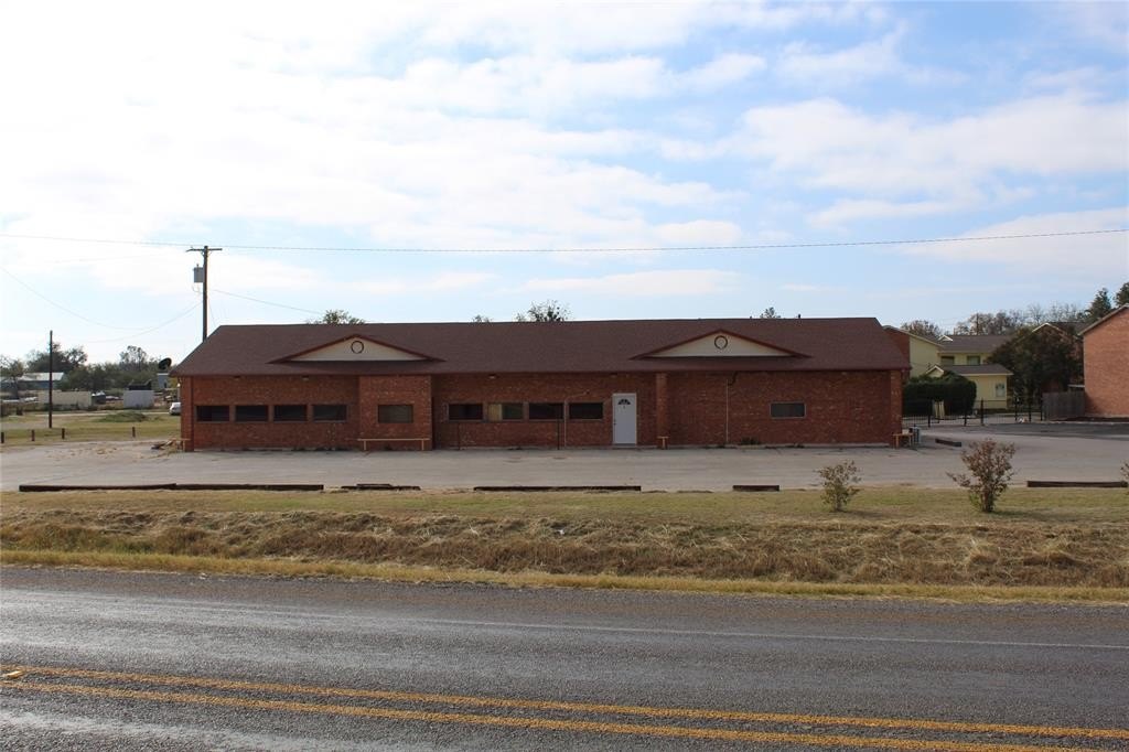 Versatile Commercial Building on Highway 84