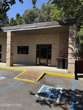 Versatile Commercial Unit in Humboldt