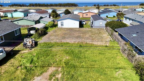 Commercial Land in Gold Beach