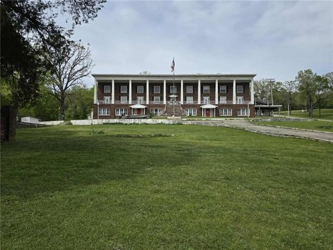 Historic Forsyth Building Near Lake