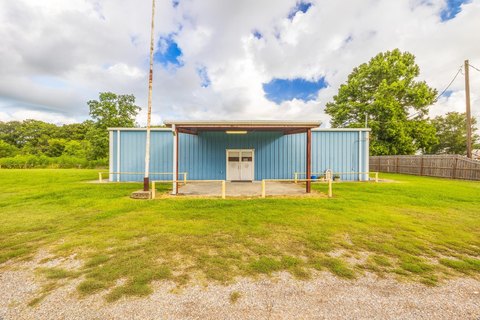 Versatile Commercial Property in Raceland