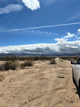 Joshua Tree Land: Secluded Desert Beauty