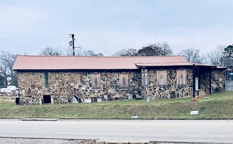 Updated Commercial Building in Mena