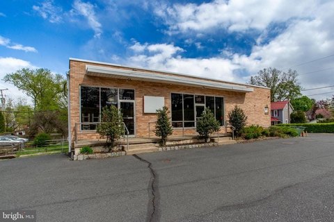 High-Visibility Commercial Property Near Route 611