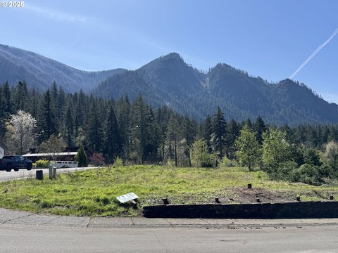 Corner Lot in Cascade Locks