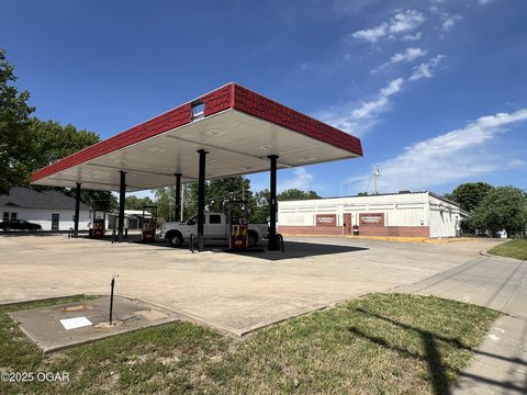 Versatile Commercial Building on Corner Lot