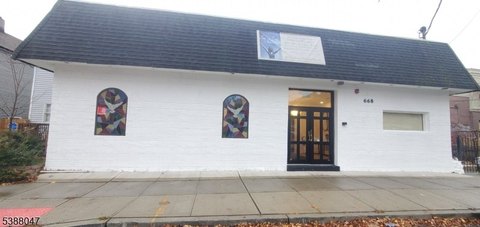 Spacious Commercial Building/House of Worship