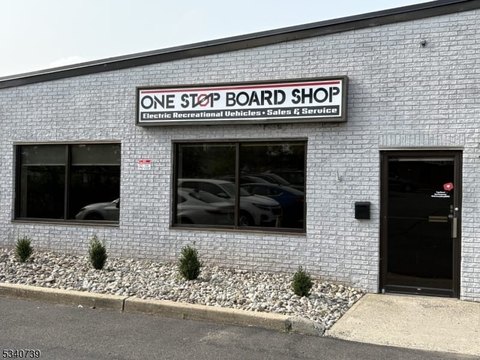 Retail Space in Busy Strip