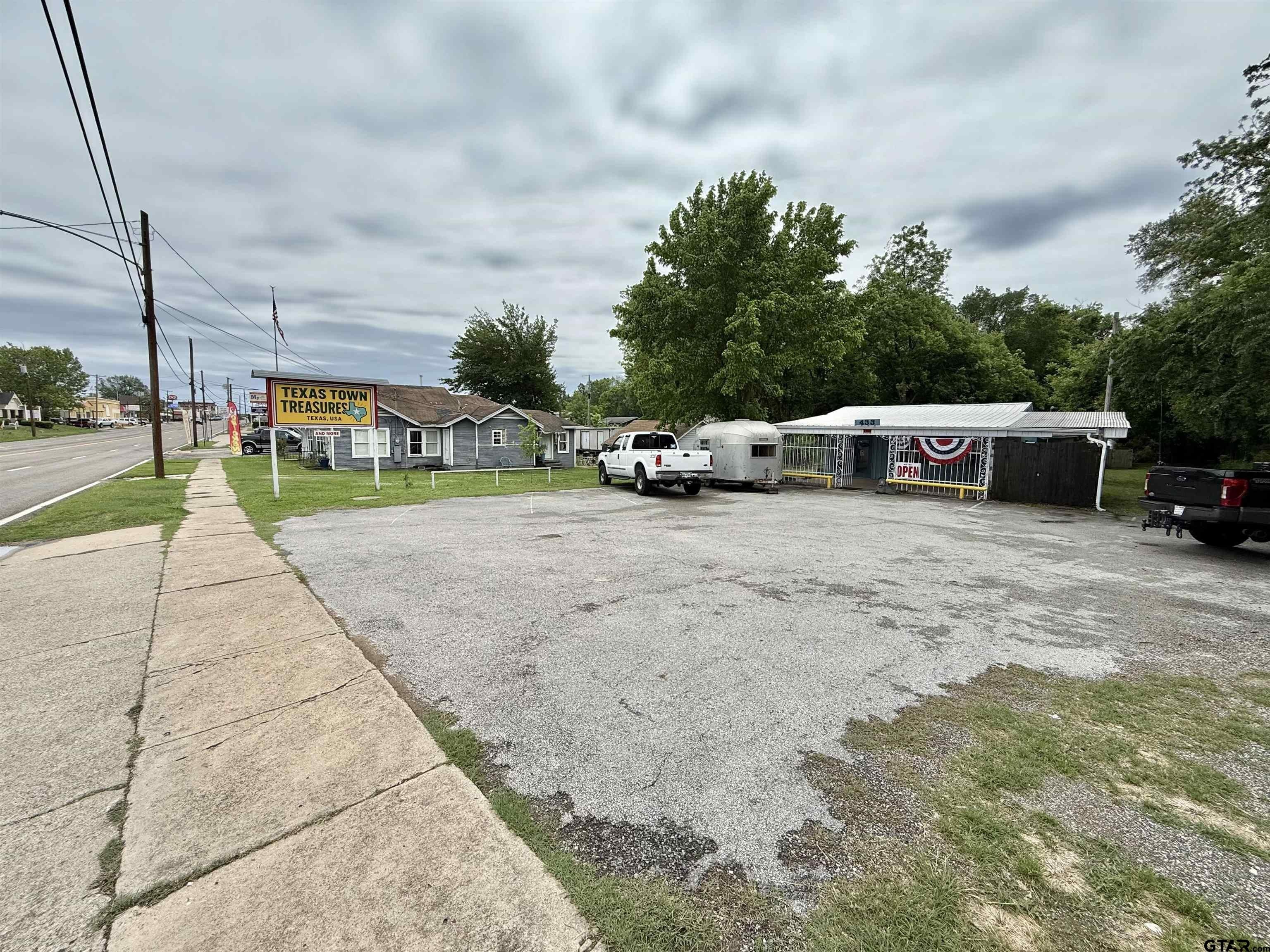 Versatile Commercial Space in Mineola
