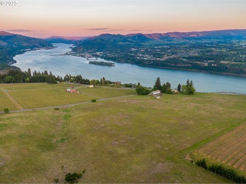 Columbia Gorge Estate with Vineyard Potential