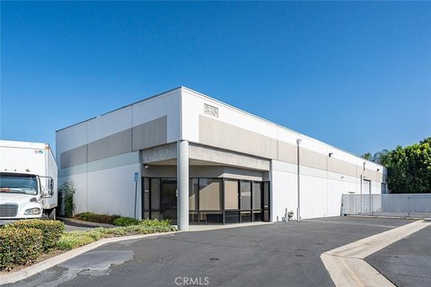 Stand-Alone Industrial Warehouse with Clean Room