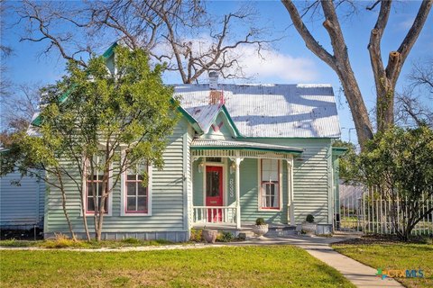 Historic Victorian House in New Braunfels