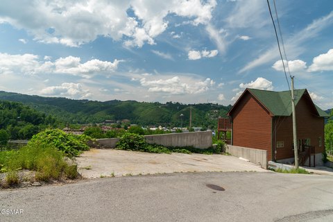 LAND - Gatlinburg, TN