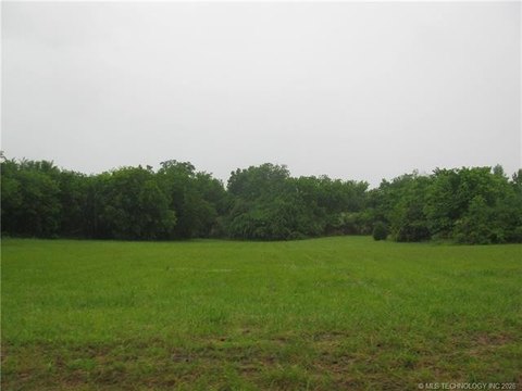 Residential Land in Checotah, OK