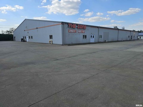 Spacious Commercial Building Near Interstates