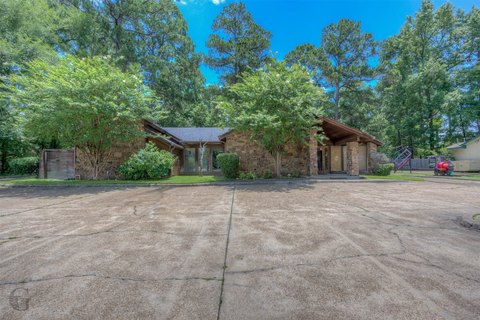 Dental Office with Enclosed Courtyards