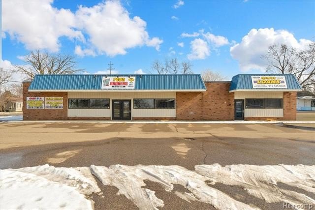 Commercial Building in Prime Corridor