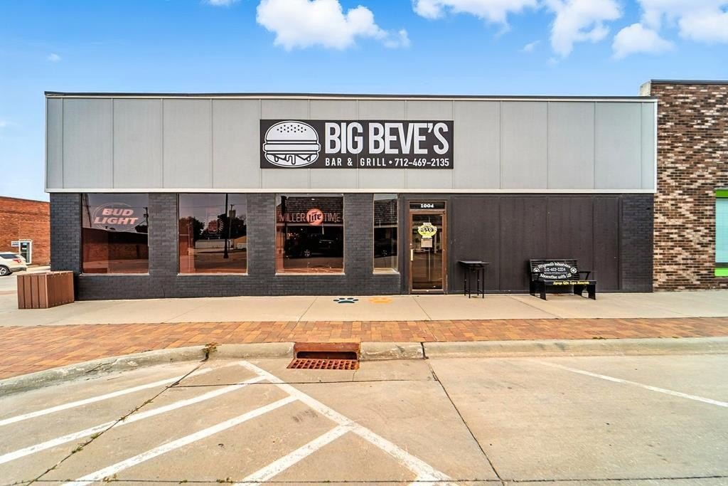 Manson, Iowa Bar and Grille