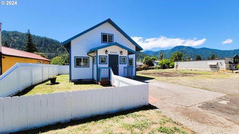 Oakridge Mixed-Use Property For Sale