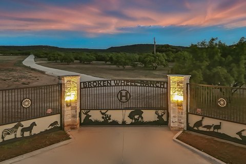 Turn-Key High-Fenced Ranch Property
