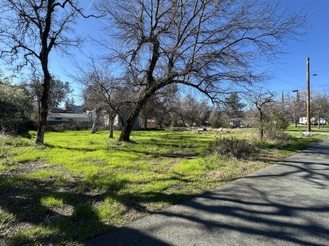 Spacious Lot Near Shasta Lake