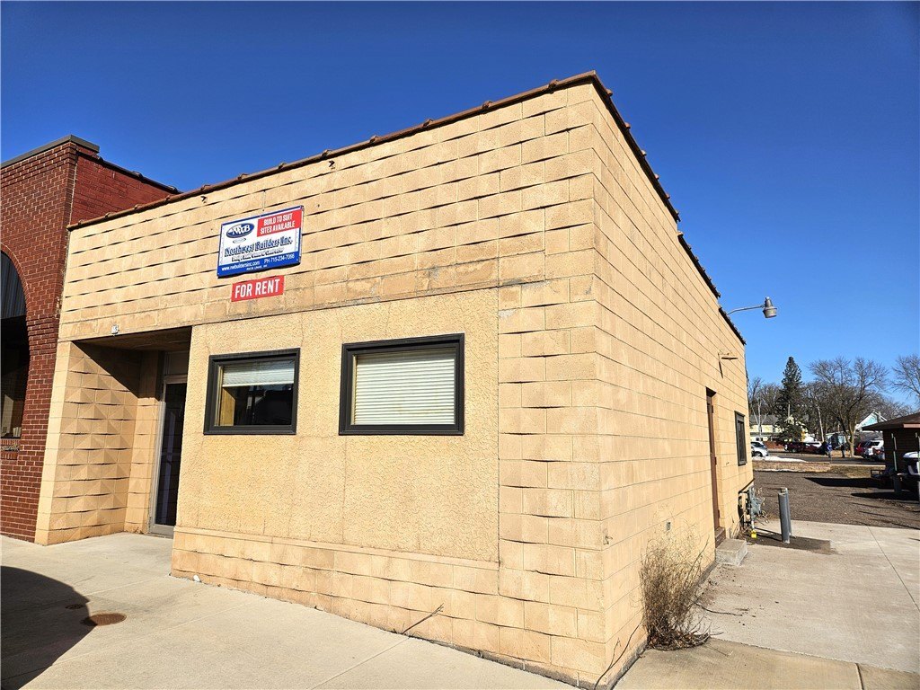 Office/Retail Building in Rice Lake