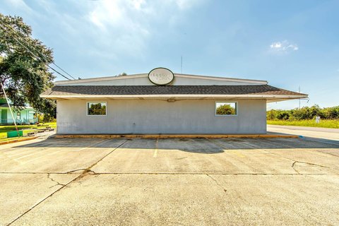 Larose Restaurant with Highway Frontage