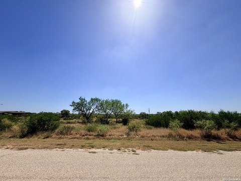 Land, Devine, TX