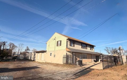 Versatile Warehouse/Flex Space with Residential