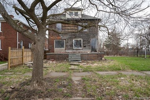 Colonial Multifamily Property in Detroit