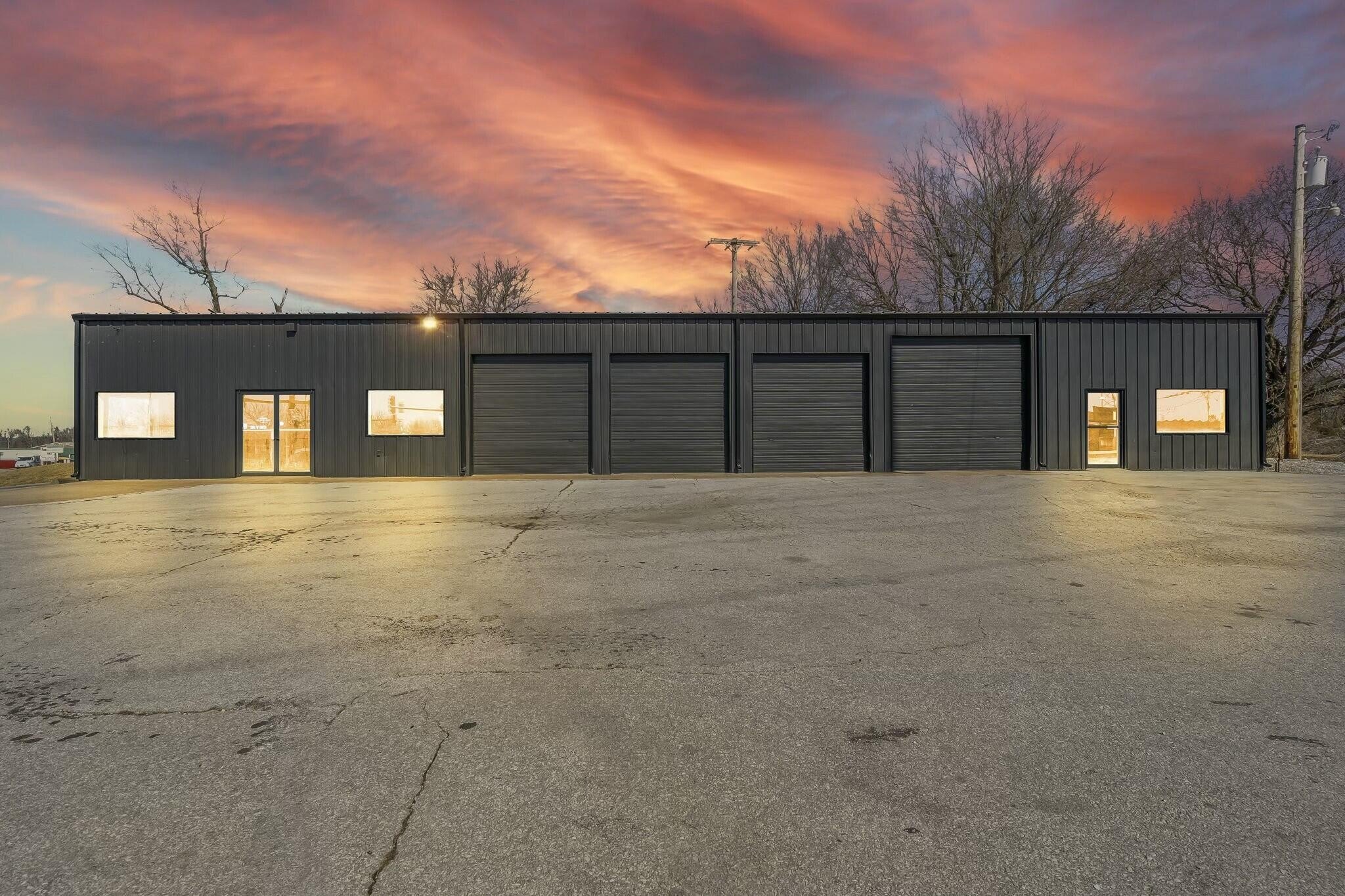 Ozark Commercial Building For Lease