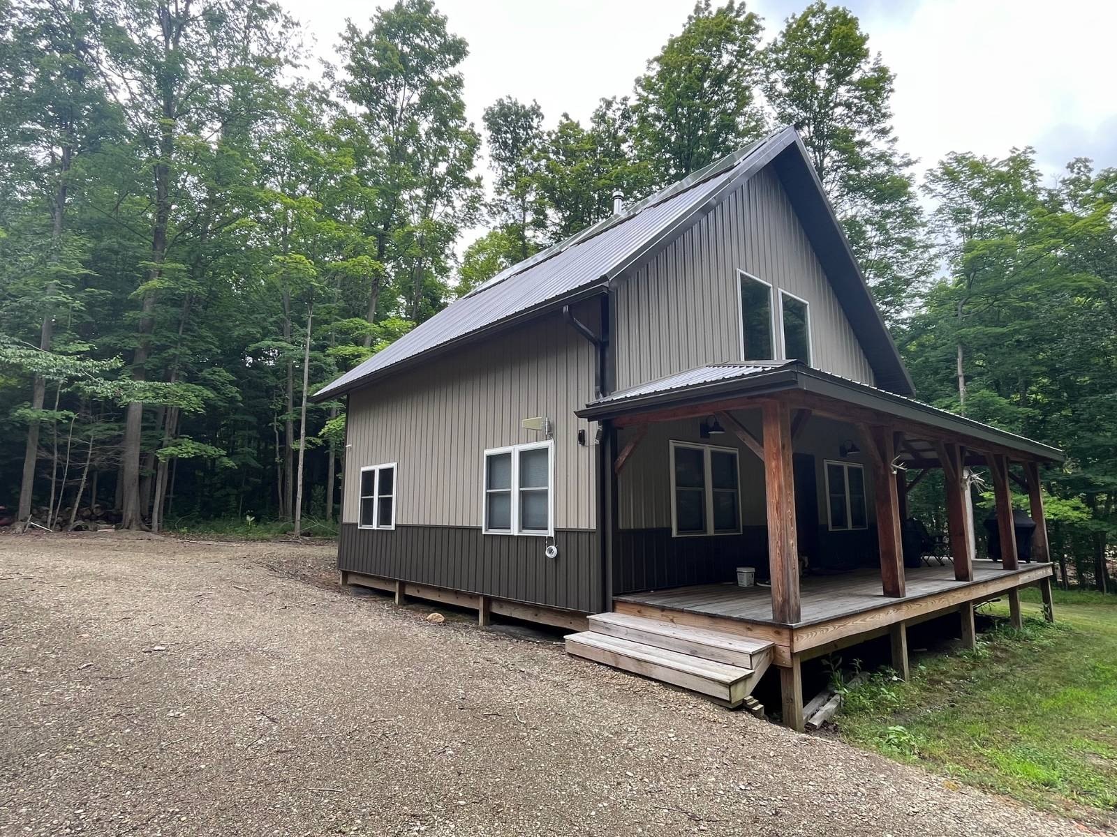 Secluded Off-Grid Retreat with Creek