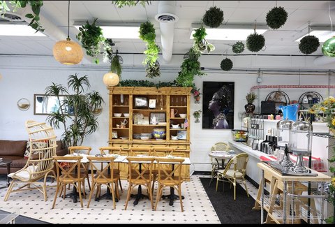 Established Cafe in Palos Heights