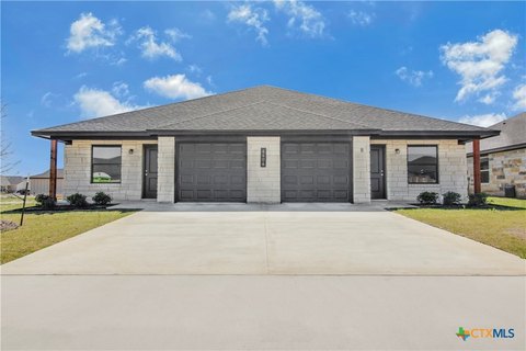 Modern Duplex Near Fort Cavazos