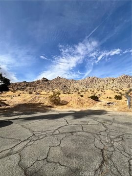 Spacious Lot in Palmdale Neighborhood