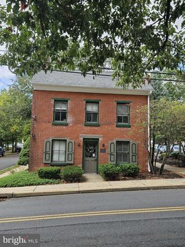Retail Suite in Historic Complex