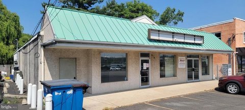 Prime Retail Building in Willow Grove