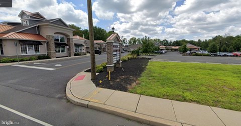 Retail Space in Busy Center