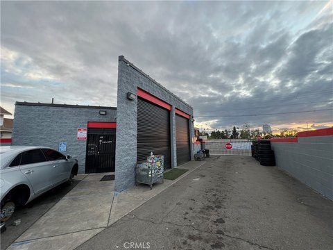 Tire Store Retail Building