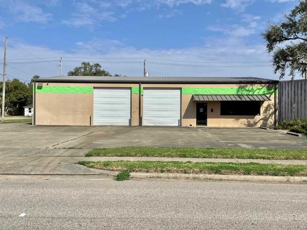 Clute Commercial Office/Warehouse Building