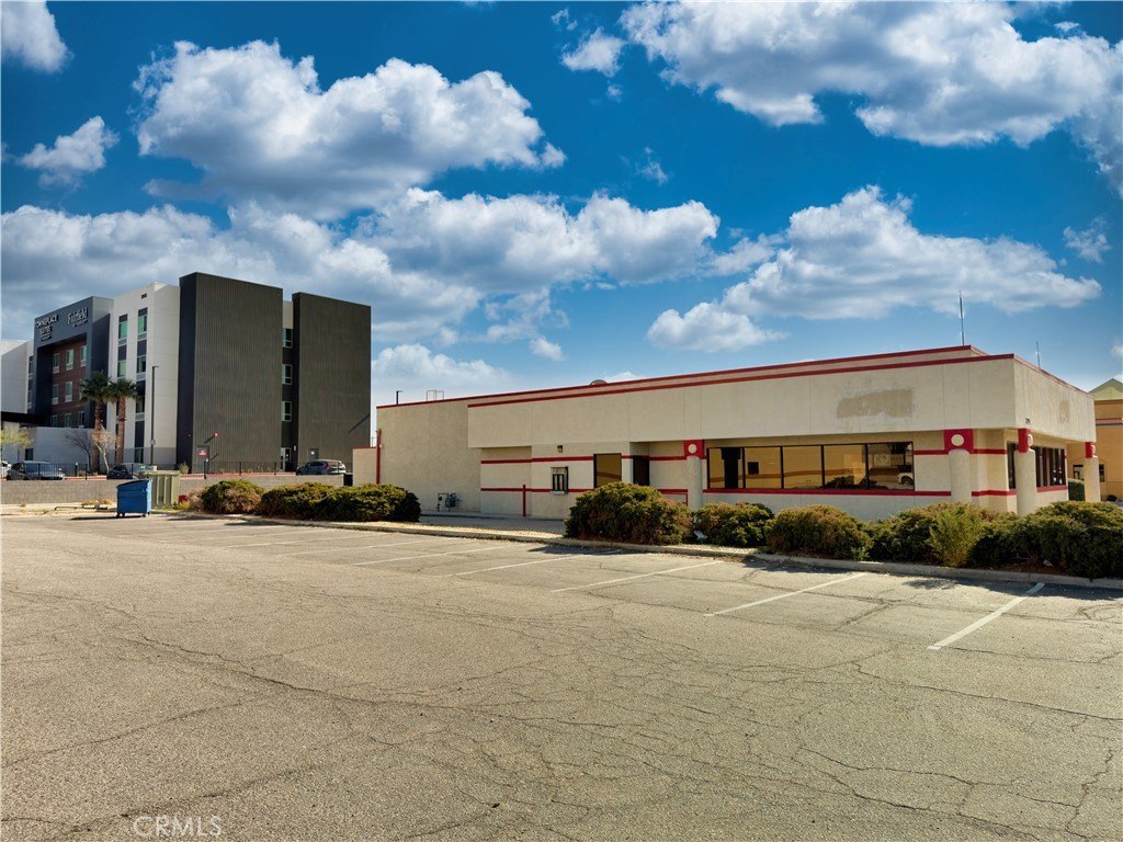 Freestanding Restaurant Building with Drive-Thru