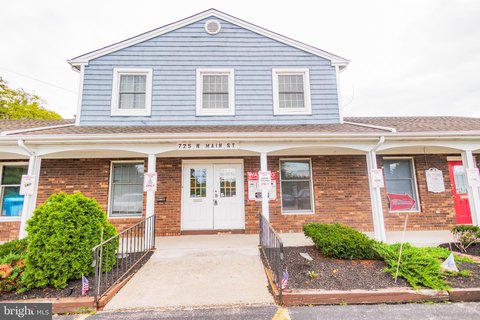 Office Suite in Triplex Anchor Building