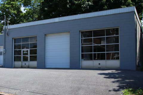 Auto Garage with Spray Booth