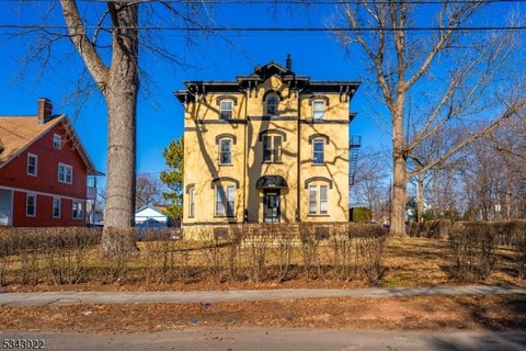 Six-Unit Historic Apartment Building