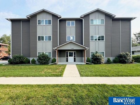 Like-New Six-Plex Apartment Building